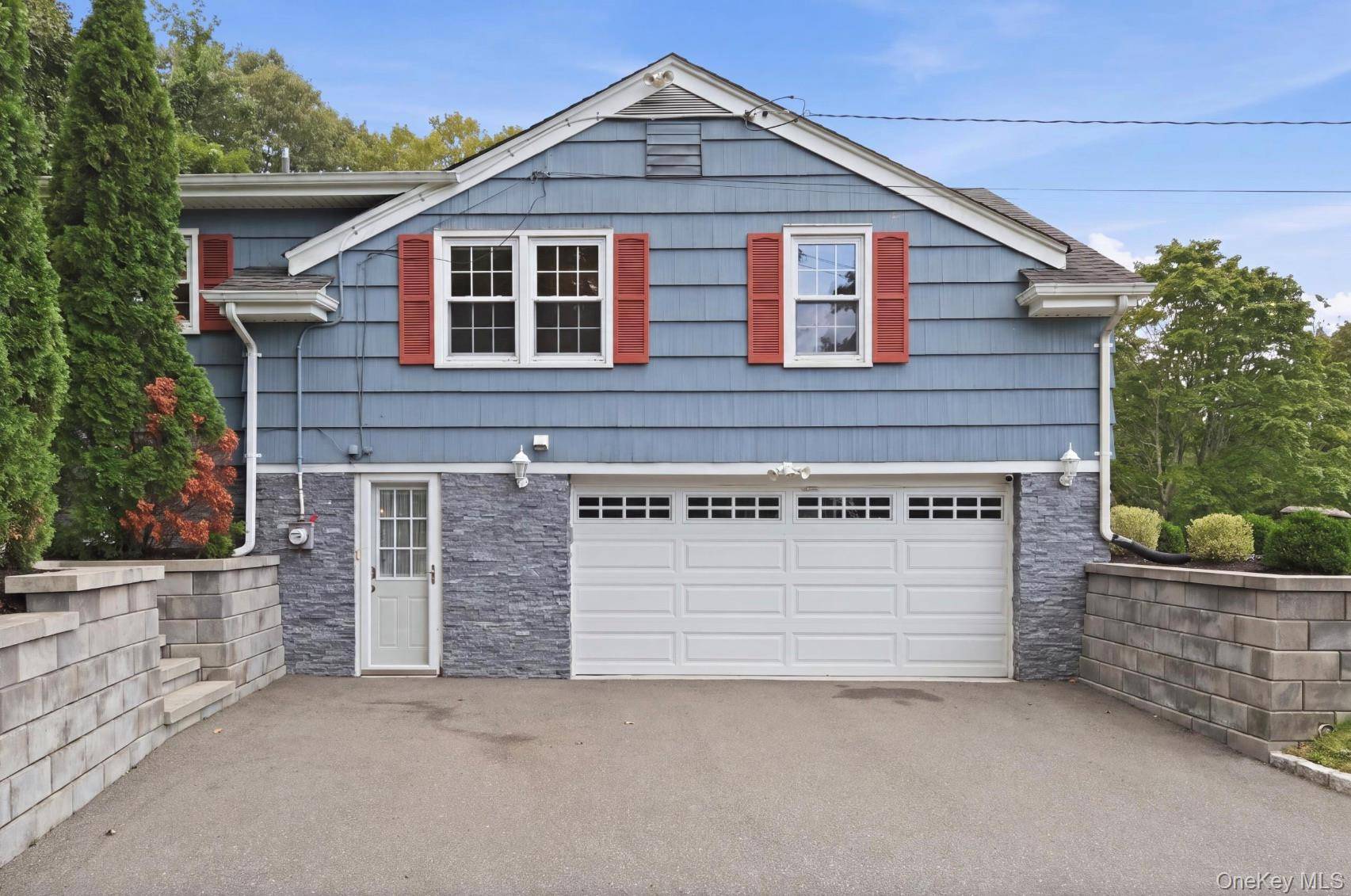 4 Honey LN, Miller Place, NY 11764