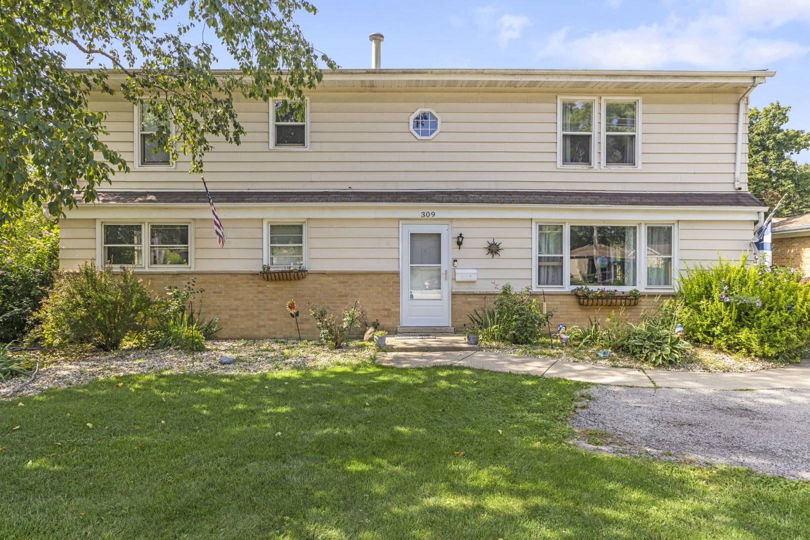 309 E Walnut ST, Roselle, IL 60172