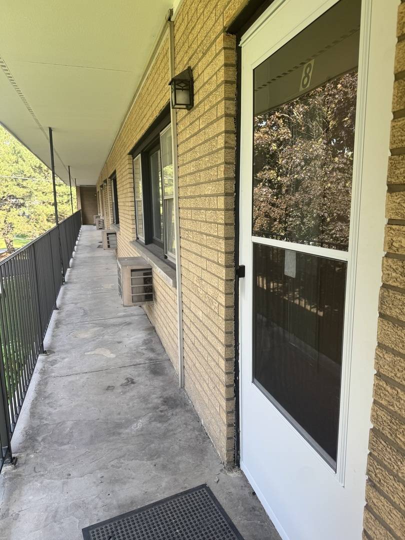 581 Burlington AVE #8, Clarendon Hills, IL 60514