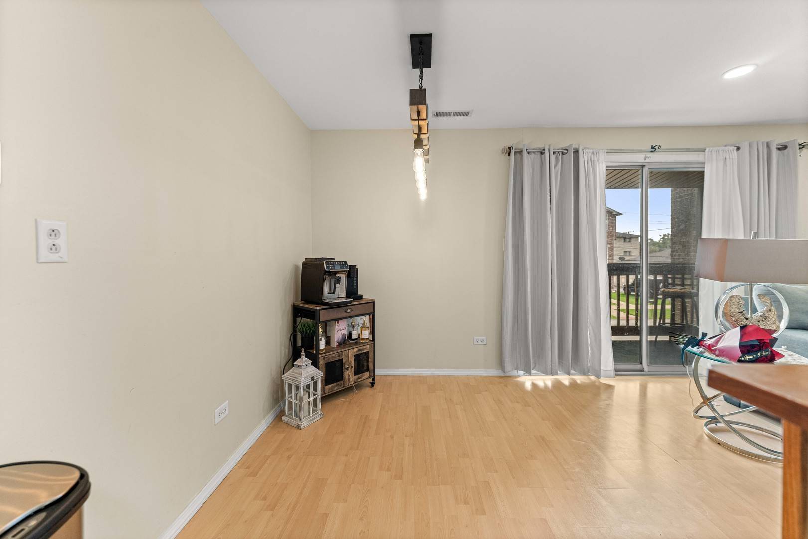 9147 S Roberts RD #205, Hickory Hills, IL 60457
