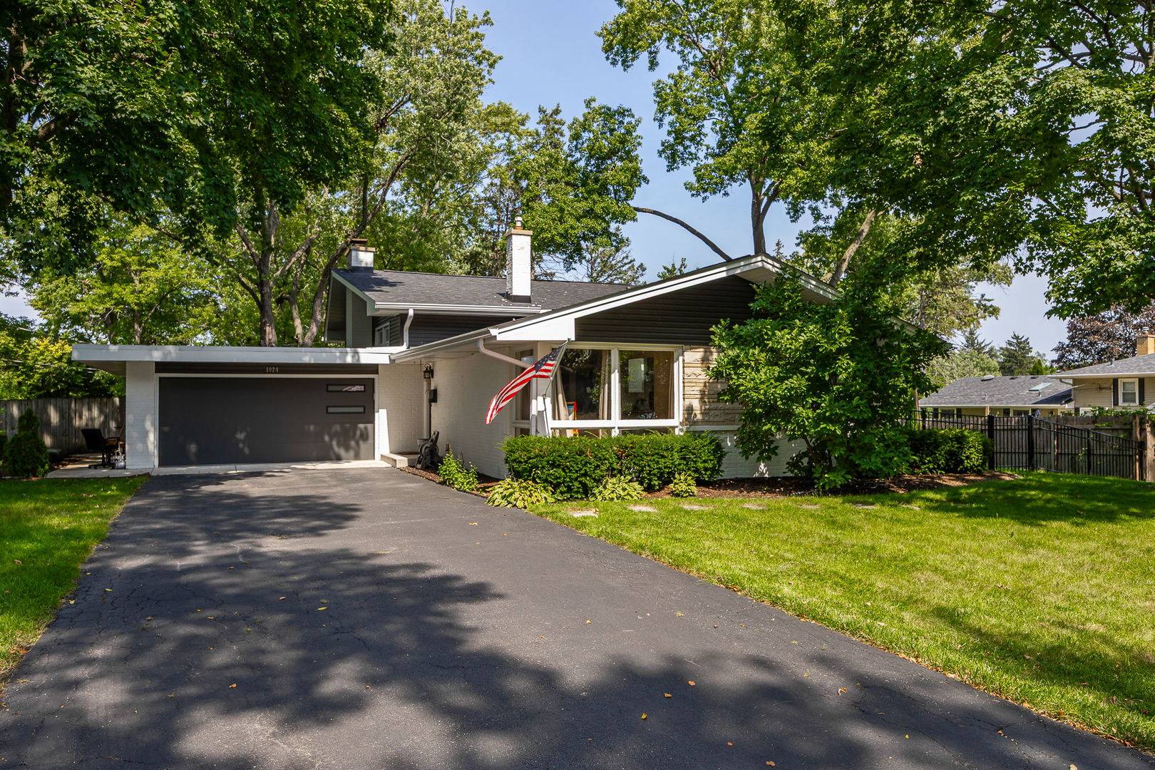 1024 Catalpa LN, Naperville, IL 60540