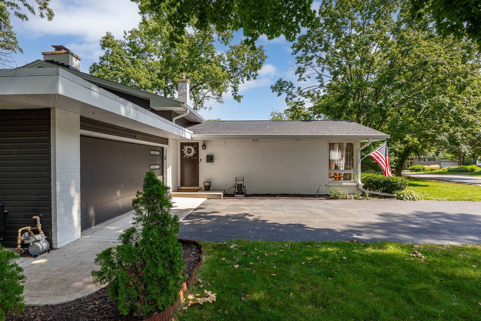 1024 Catalpa LN, Naperville, IL 60540