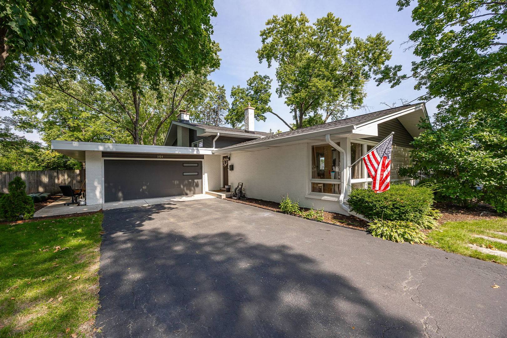 1024 Catalpa LN, Naperville, IL 60540