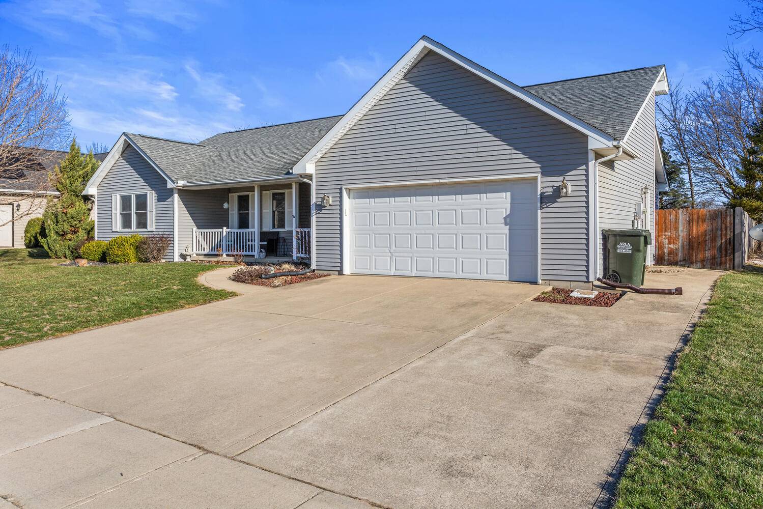 1202 Edgeview DR, Mahomet, IL 61853
