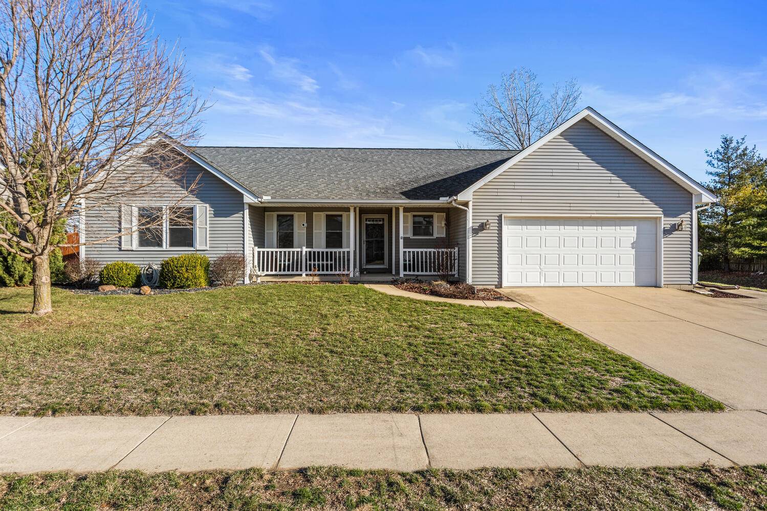 1202 Edgeview DR, Mahomet, IL 61853