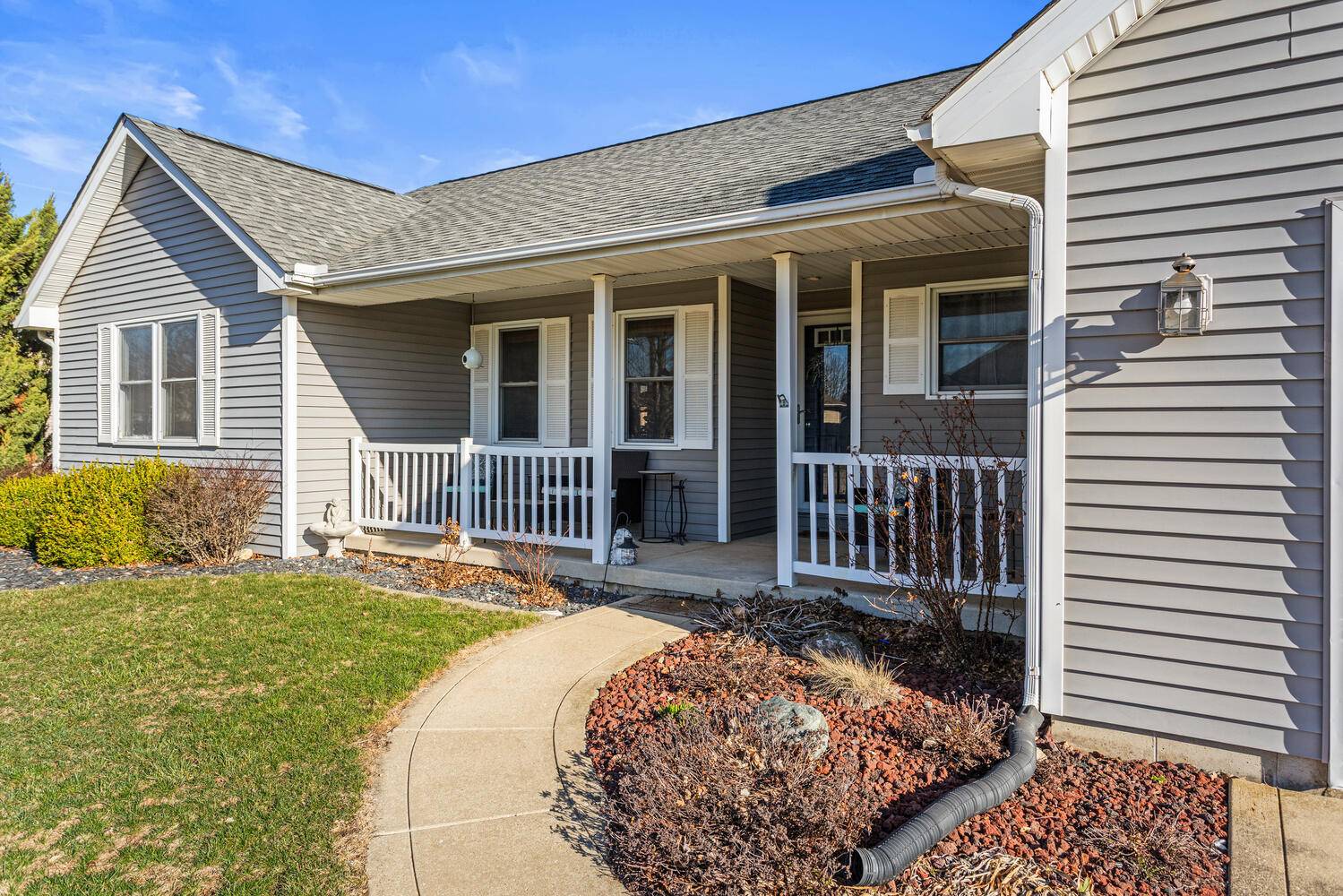 1202 Edgeview DR, Mahomet, IL 61853