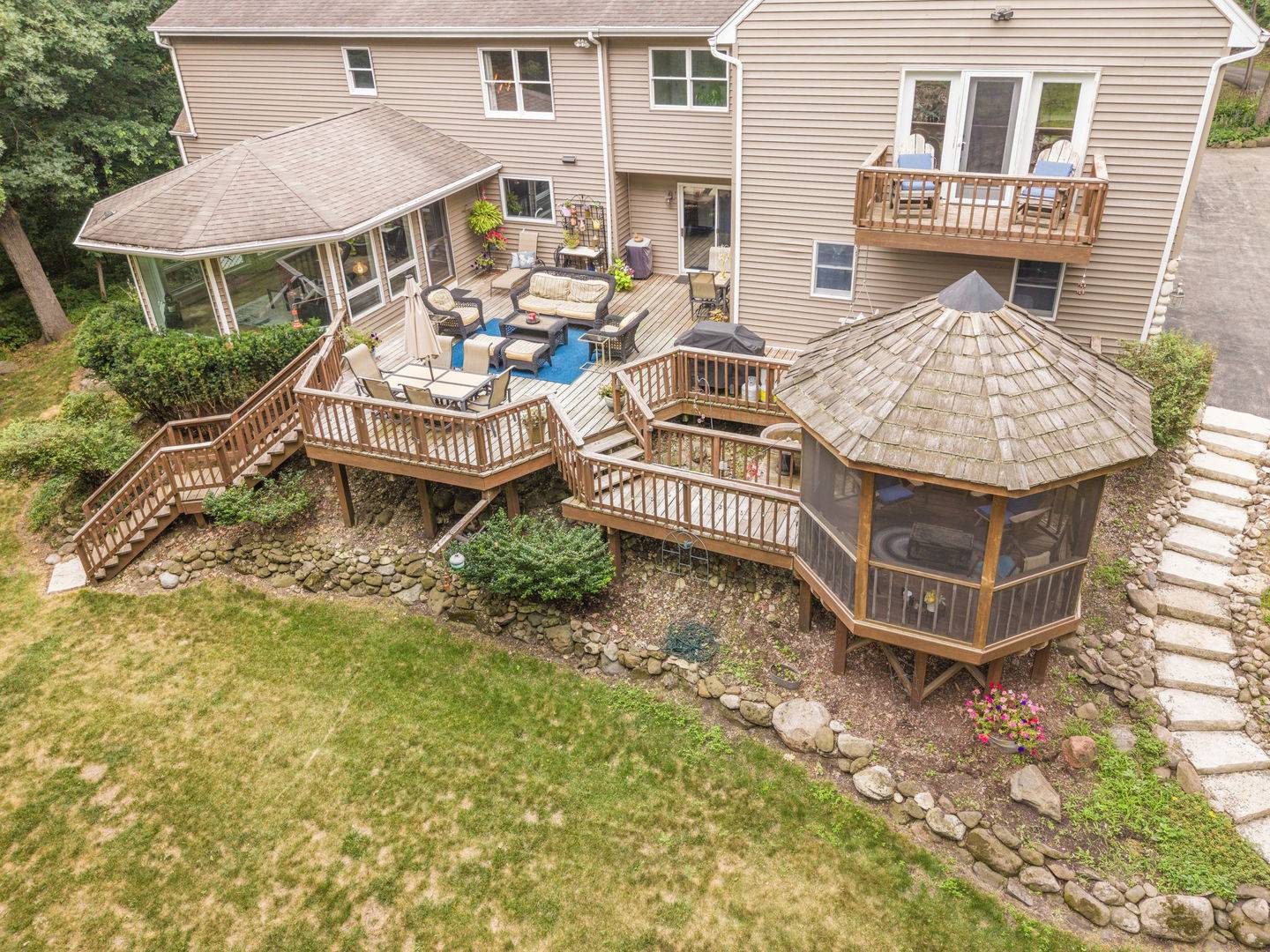 8310 MASON HILL RD, Woodstock, IL 60098