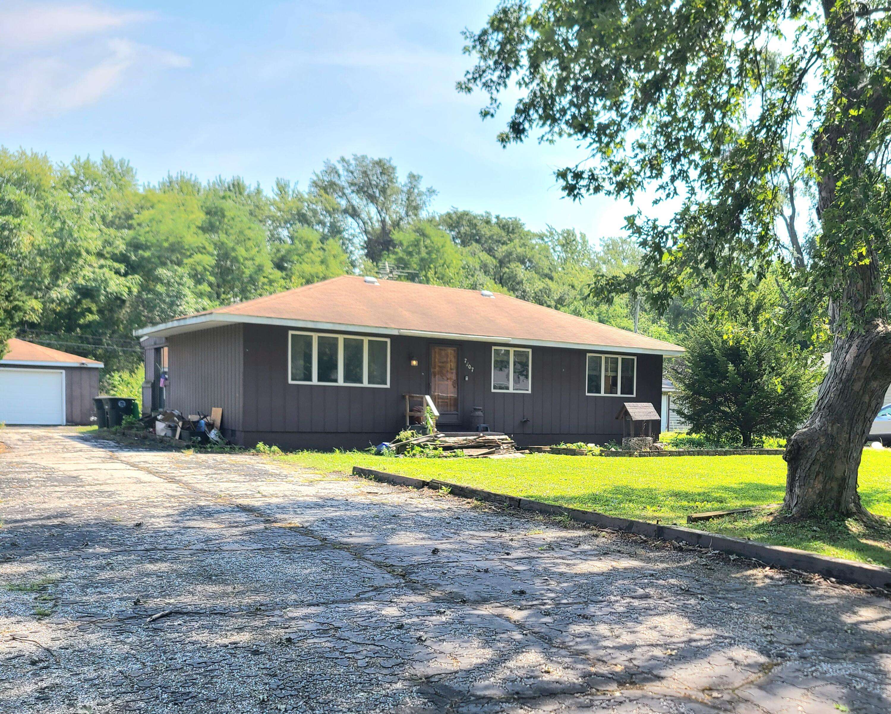7707 Montana Street, Merrillville, IN 46410