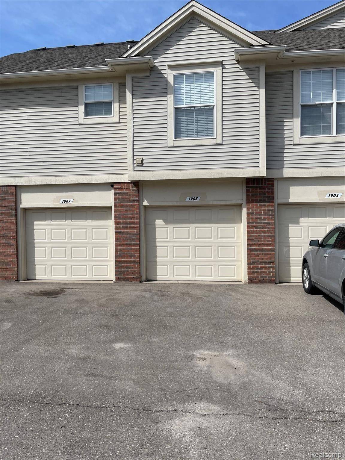 1905 FLAGSTONE CIR, Rochester, MI 48307