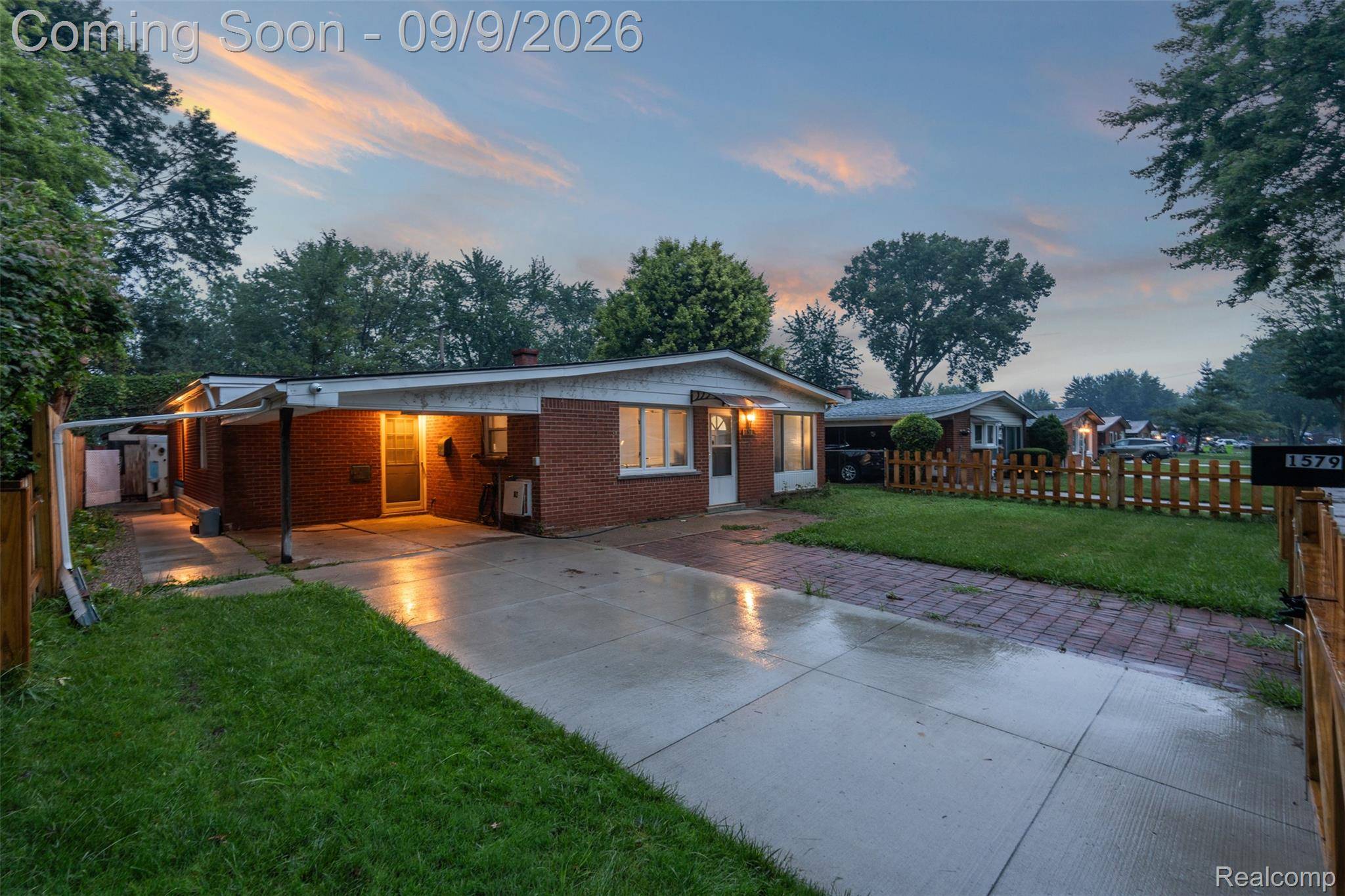 1579 Dulong AVE, Madison Heights, MI 48071