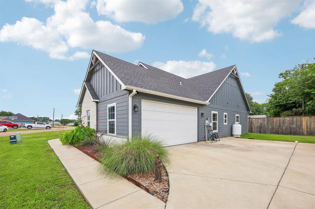 116 E Bexar Street, Mabank, TX 75147