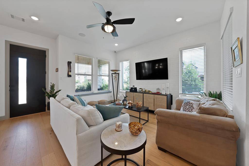 708 Prairie Falcon Drive, Arlington, TX 76005
