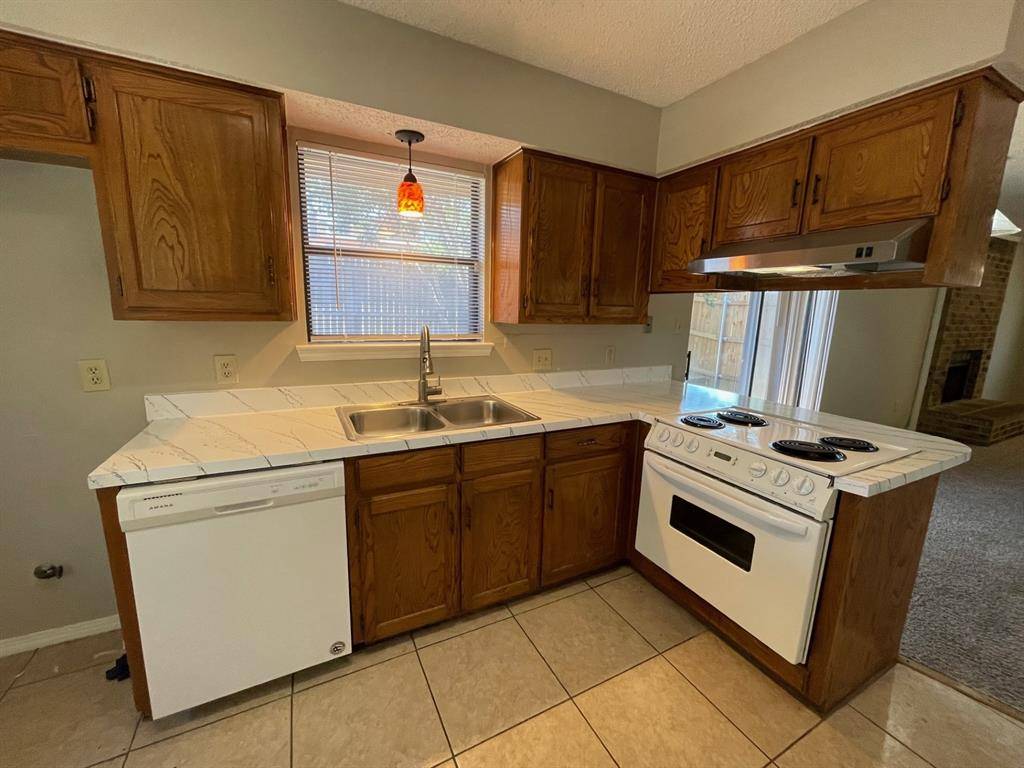 5601 Hearthwood Court, Arlington, TX 76016