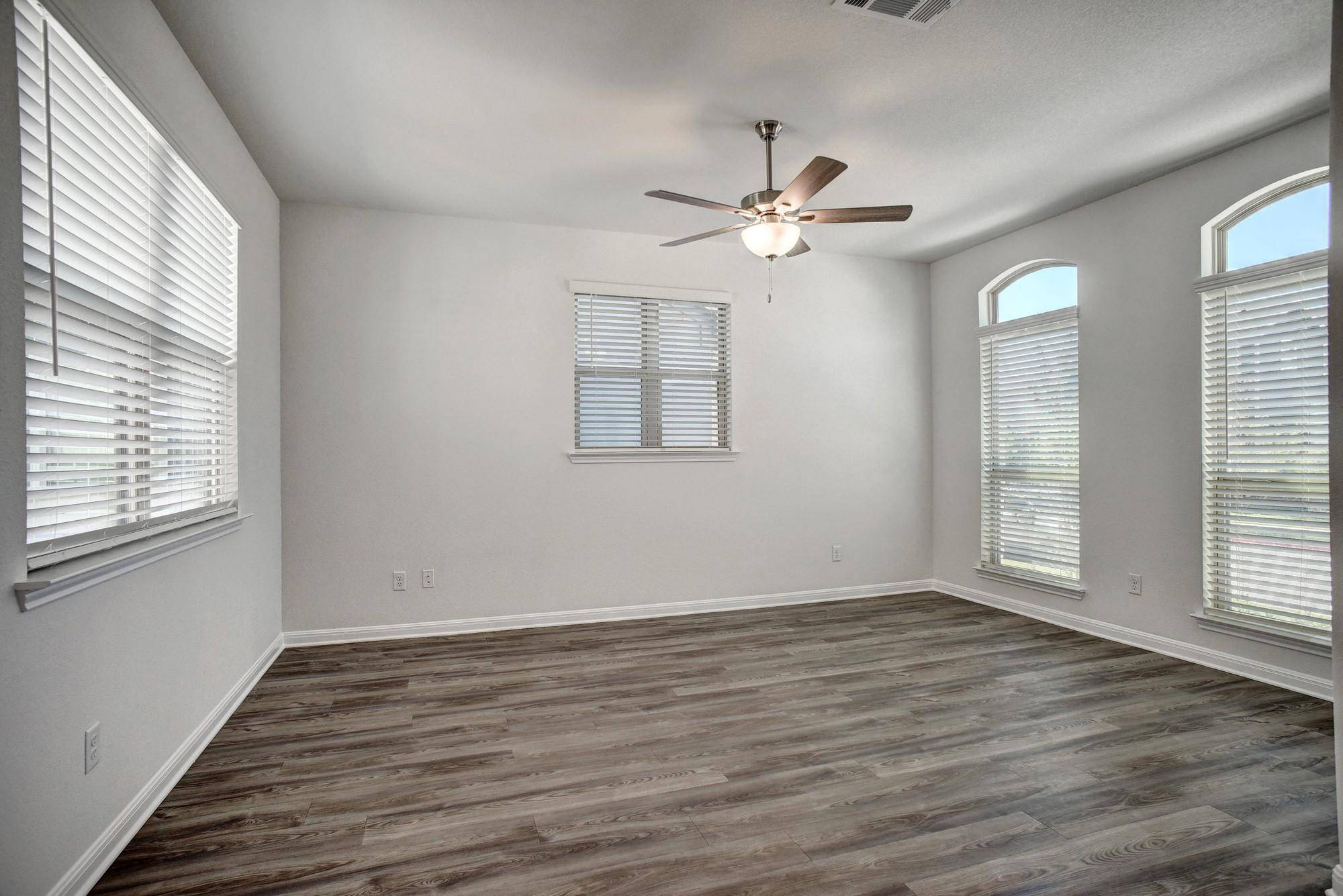 146 Weaver LN, Bastrop, TX 78602