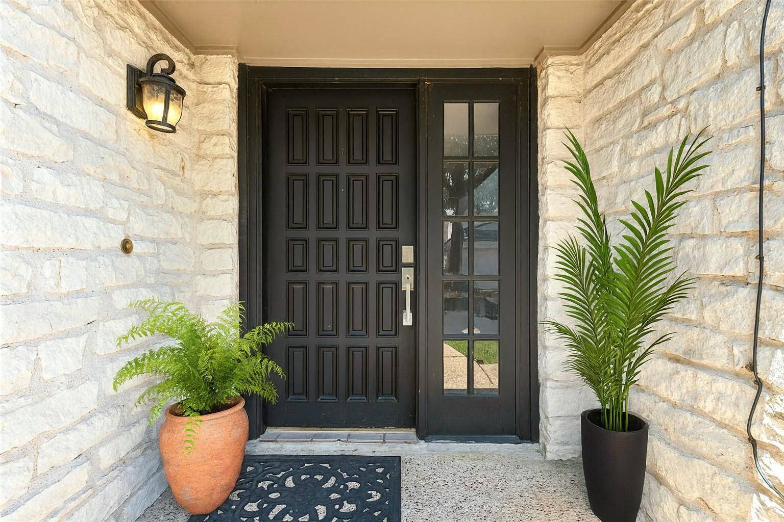 103 Birdie DR, The Hills, TX 78738