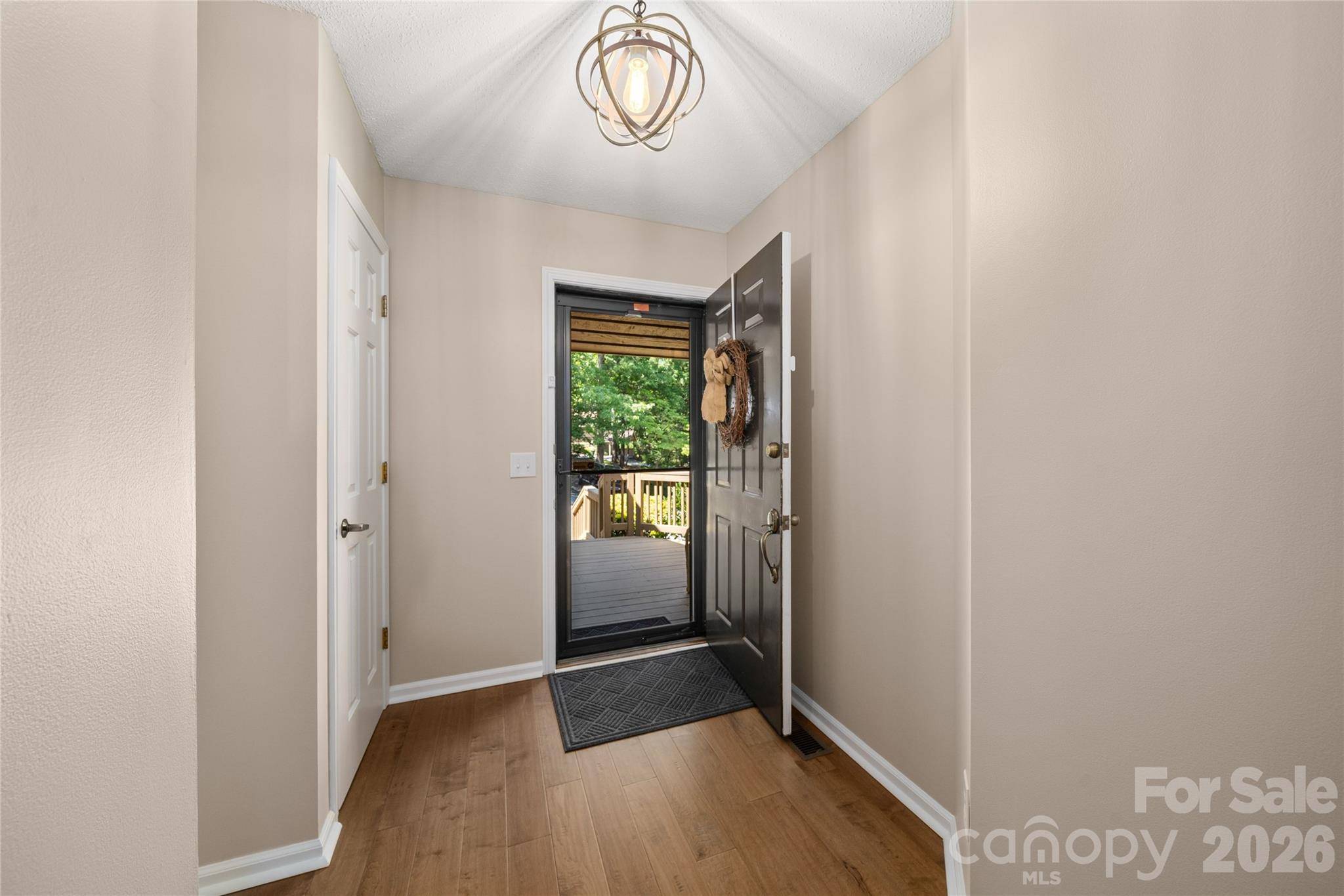 204 Water Oak LN, Hendersonville, NC 28791