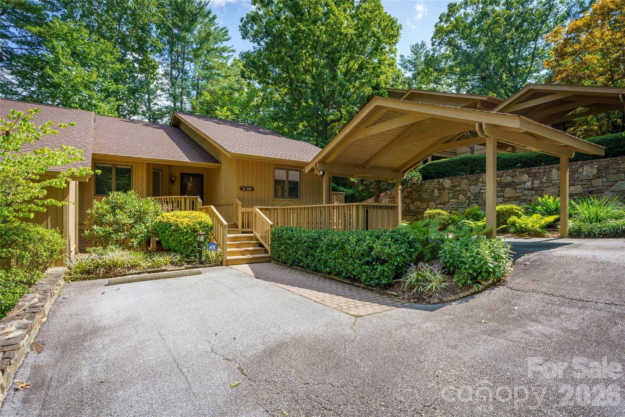 204 Water Oak LN, Hendersonville, NC 28791