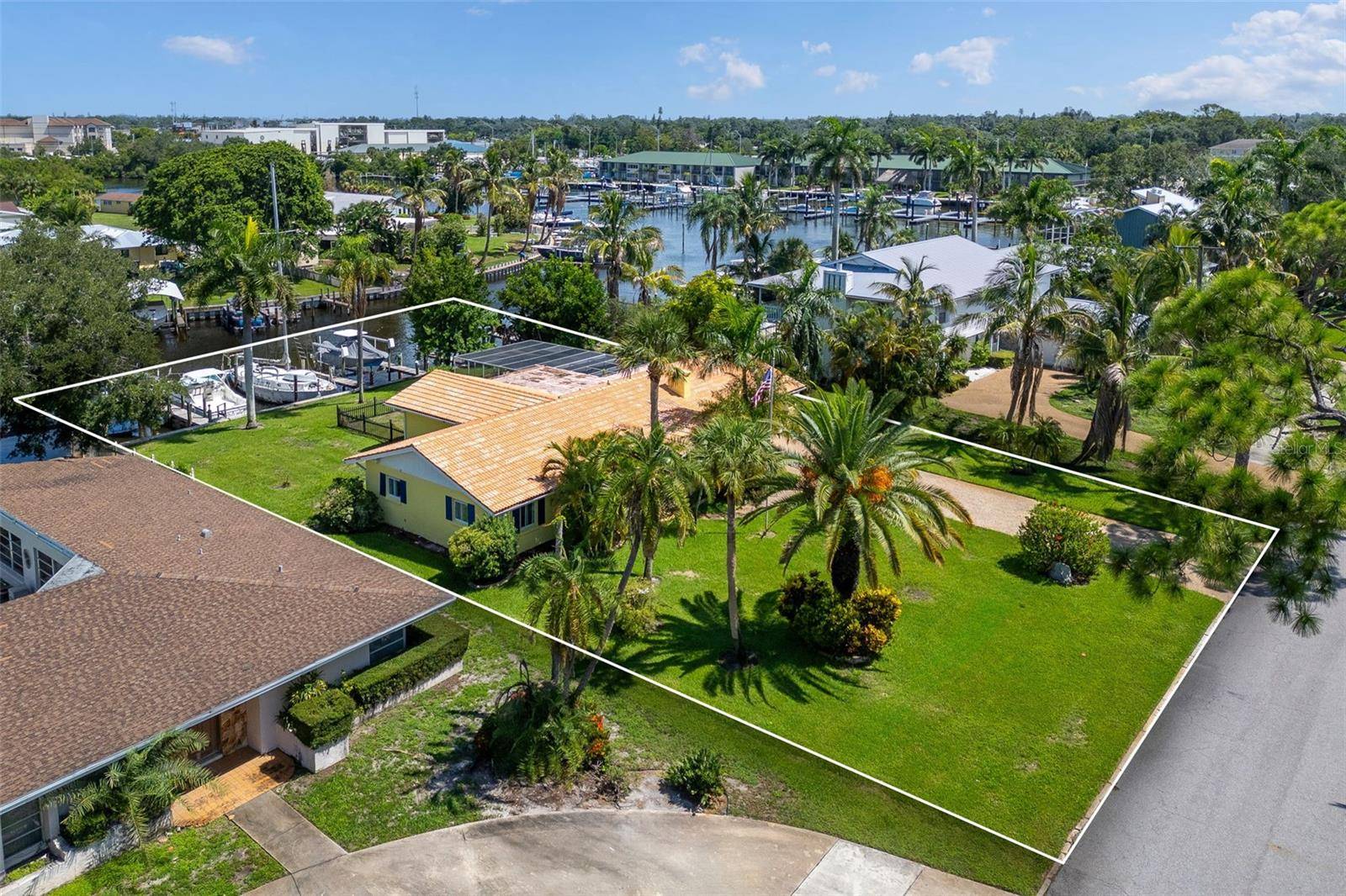 133 HOLLY AVE, Sarasota, FL 34243