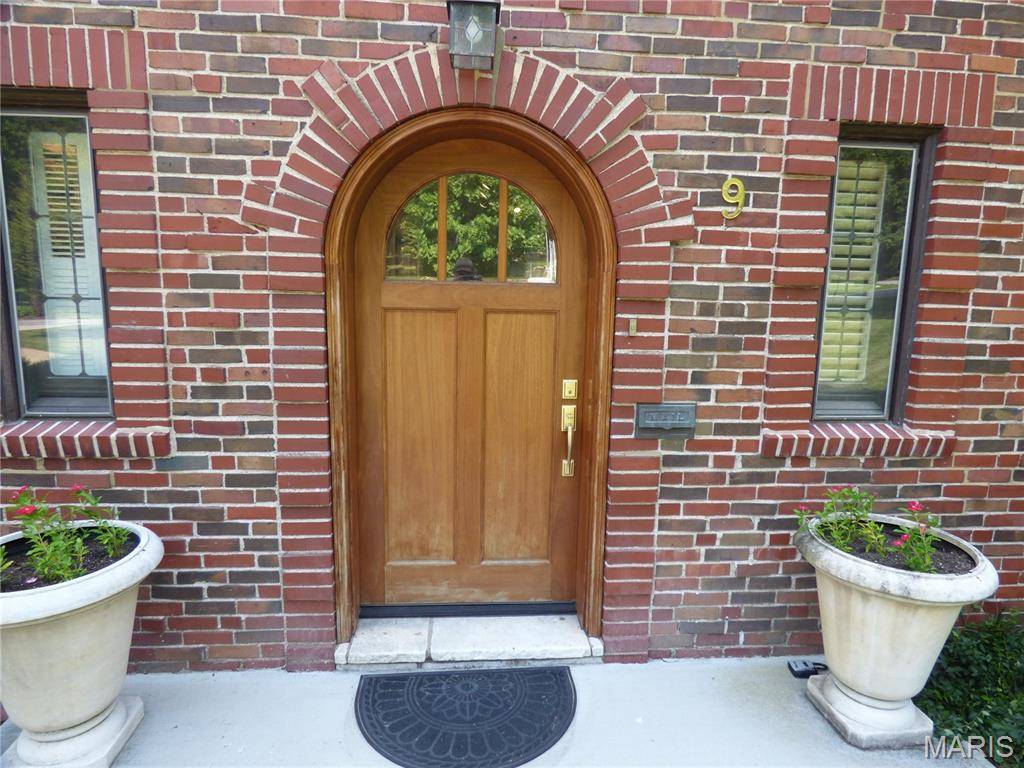 9 Bellerive Acres, Bellerive, MO 63121