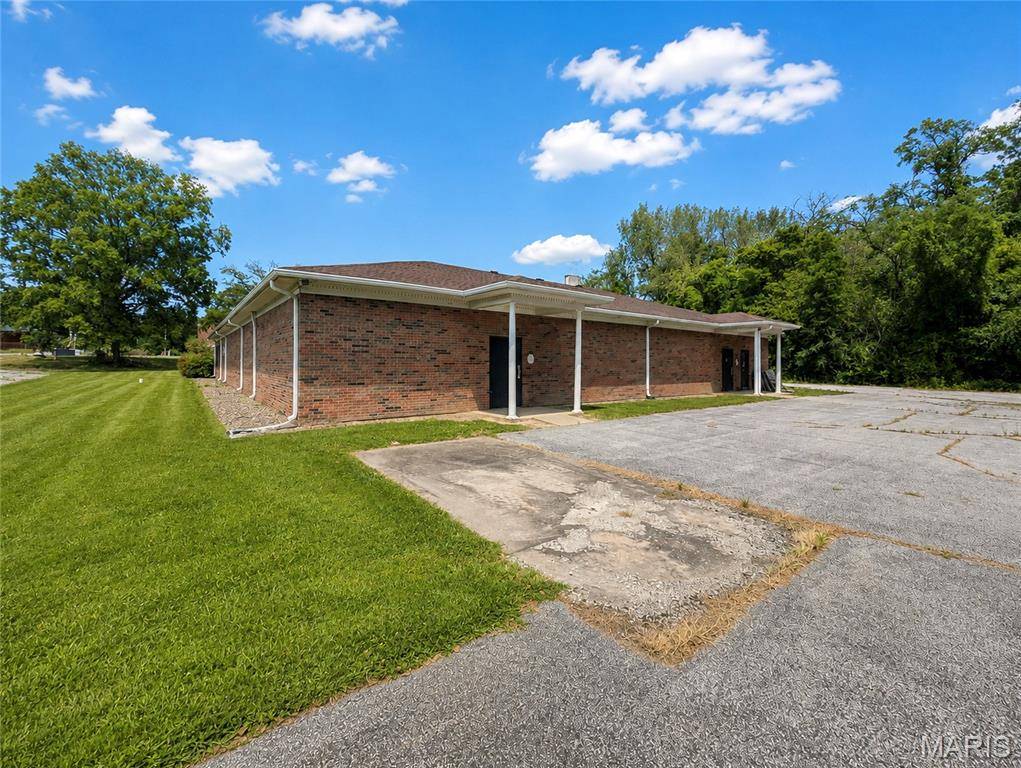 28 N 64th ST, Belleville, IL 62223
