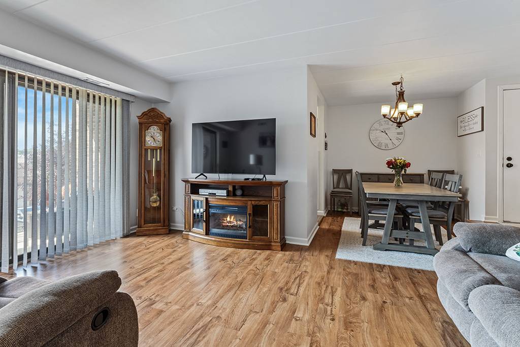 14035 Laramie AVE #409, Crestwood, IL 60418