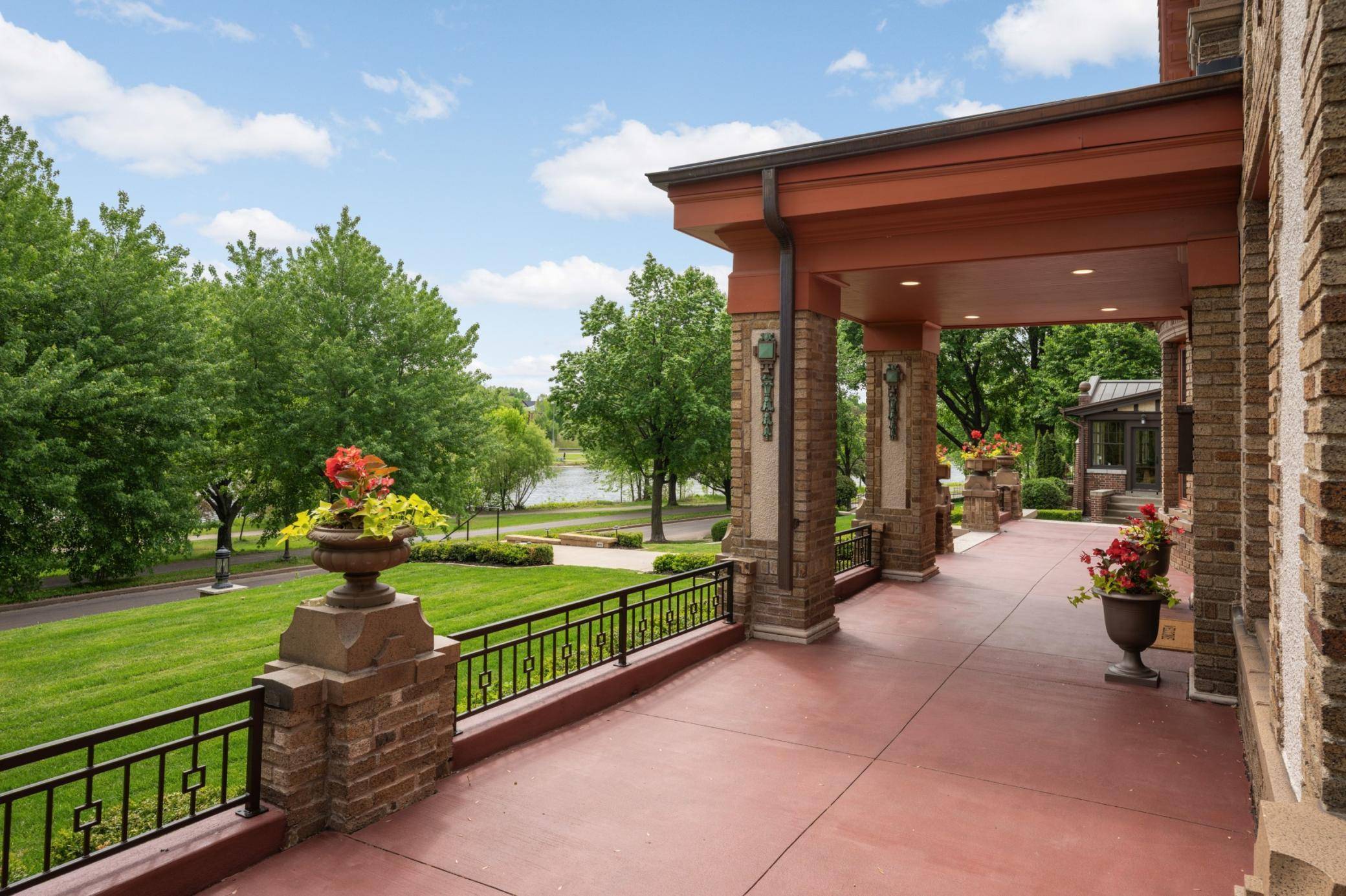 2224 W Lake Of The Isles Pkwy, Minneapolis, MN 55405