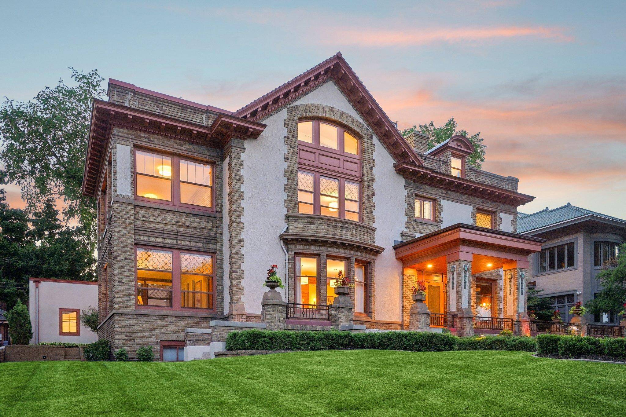 2224 W Lake Of The Isles Pkwy, Minneapolis, MN 55405