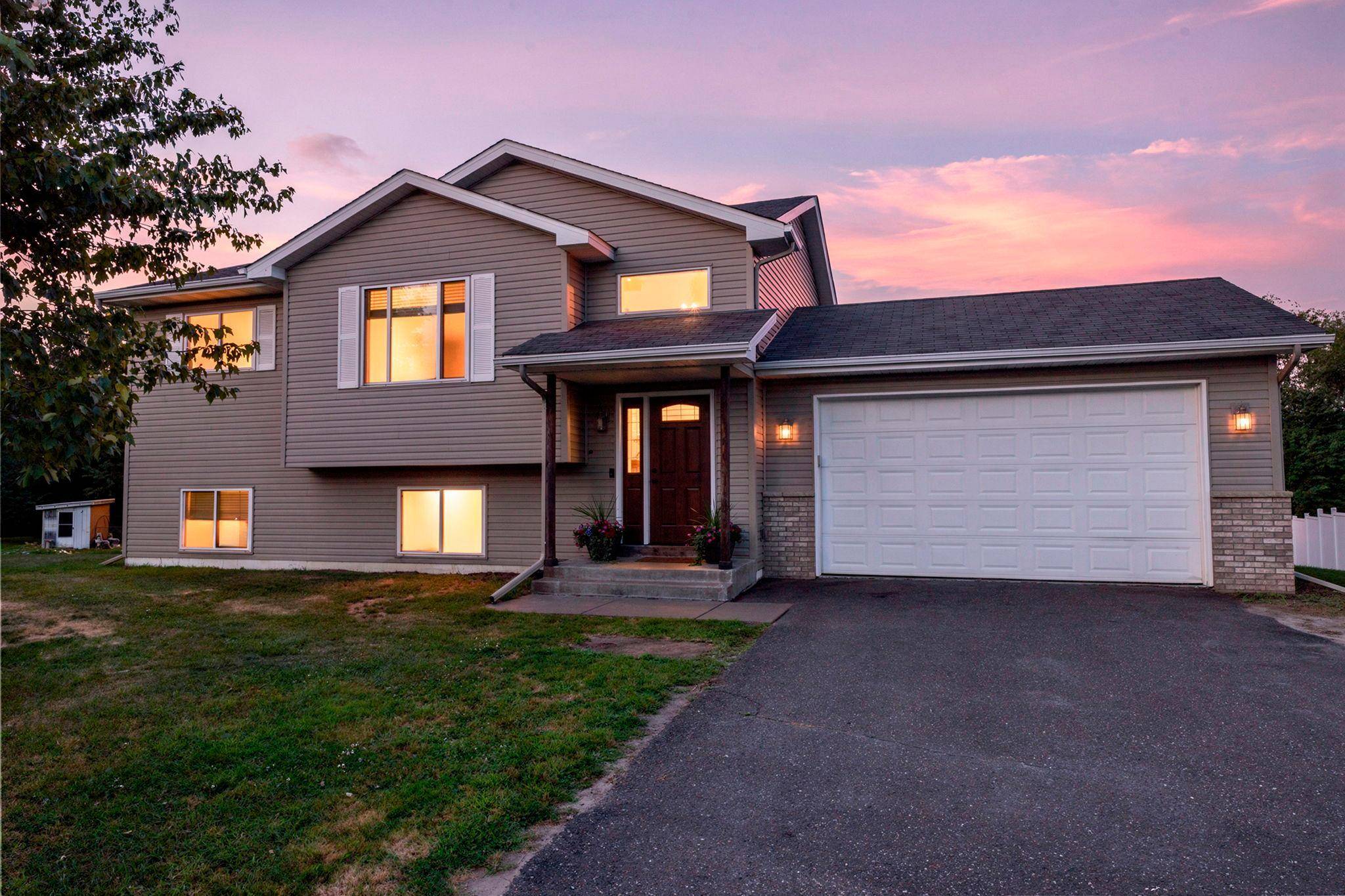 616 Horseshoe LN, Braham, MN 55006