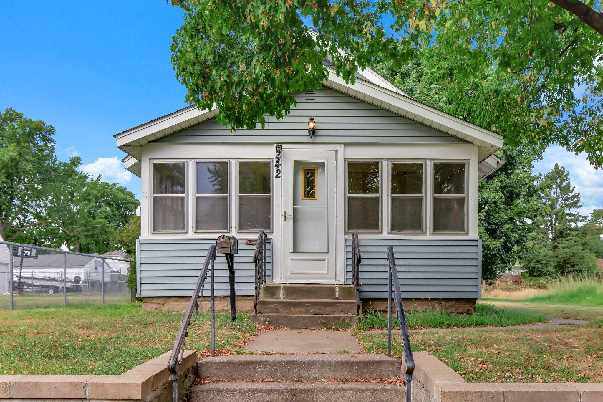 242 Park ST W, South Saint Paul, MN 55075