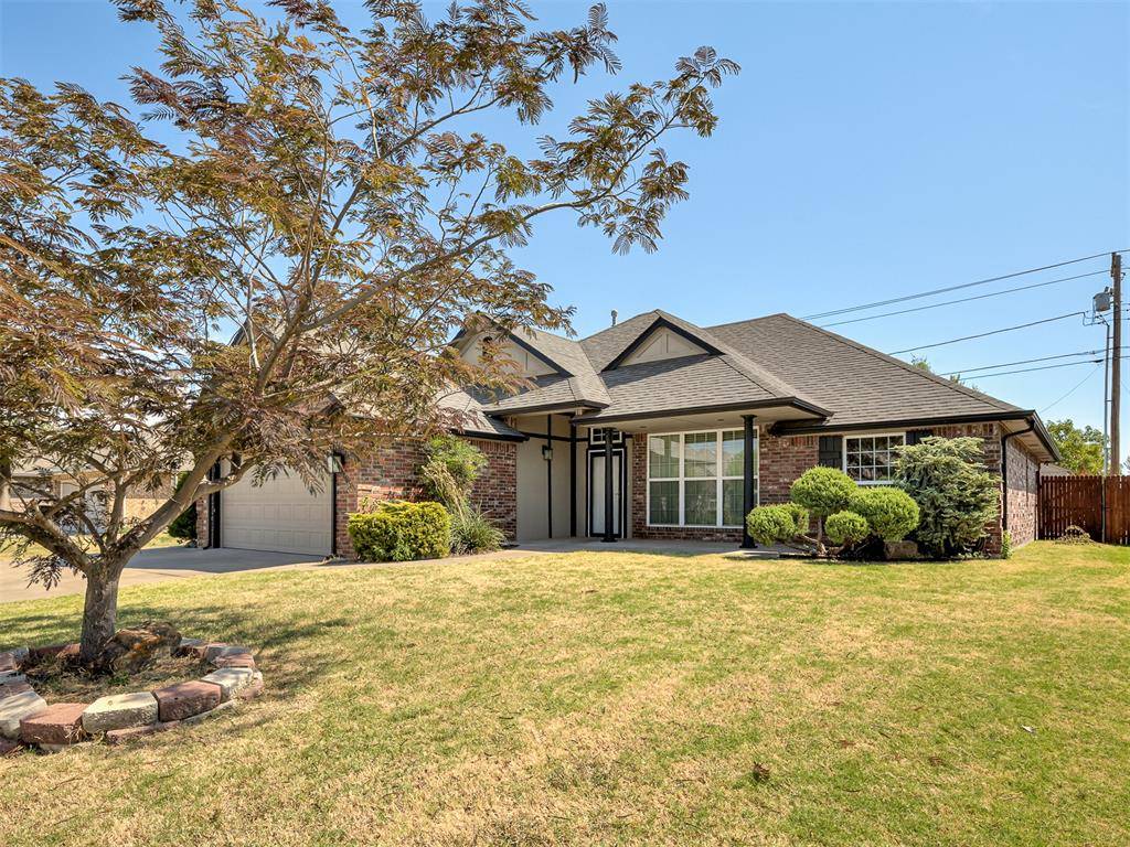 908 Ridgeway DR, Moore, OK 73160
