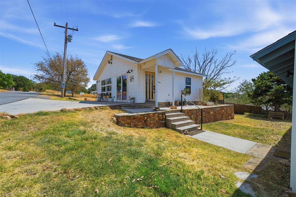 71 E OAK AVE, Medicine Park, OK 73557