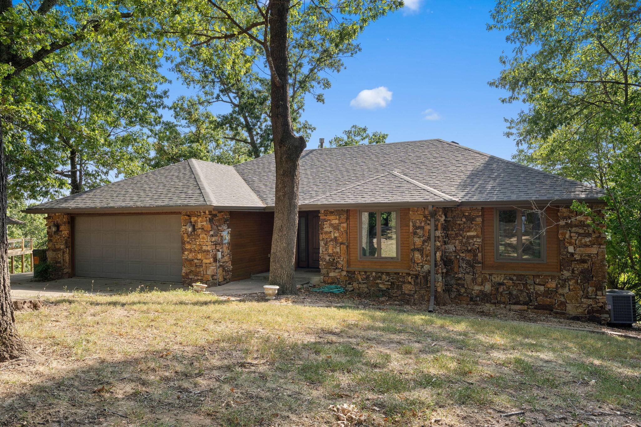 39 White Oak Estates RD, Kimberling City, MO 65686