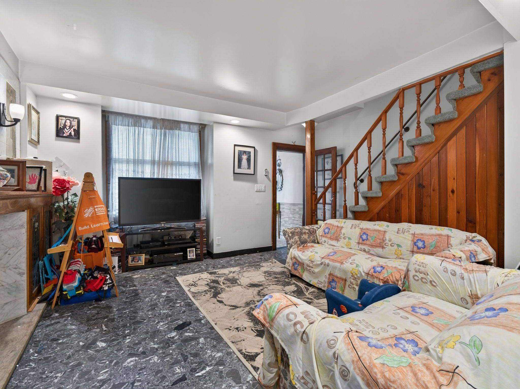 323 Nairn AVE, Toronto W03, ON M6E 4H9