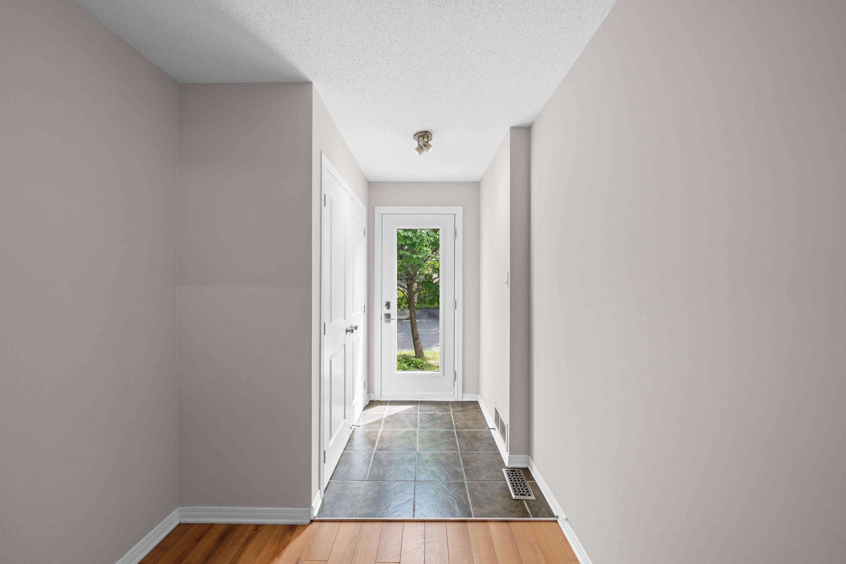 556 Burleigh Private, Cyrville - Carson Grove - Pineview, ON K1J 1J9