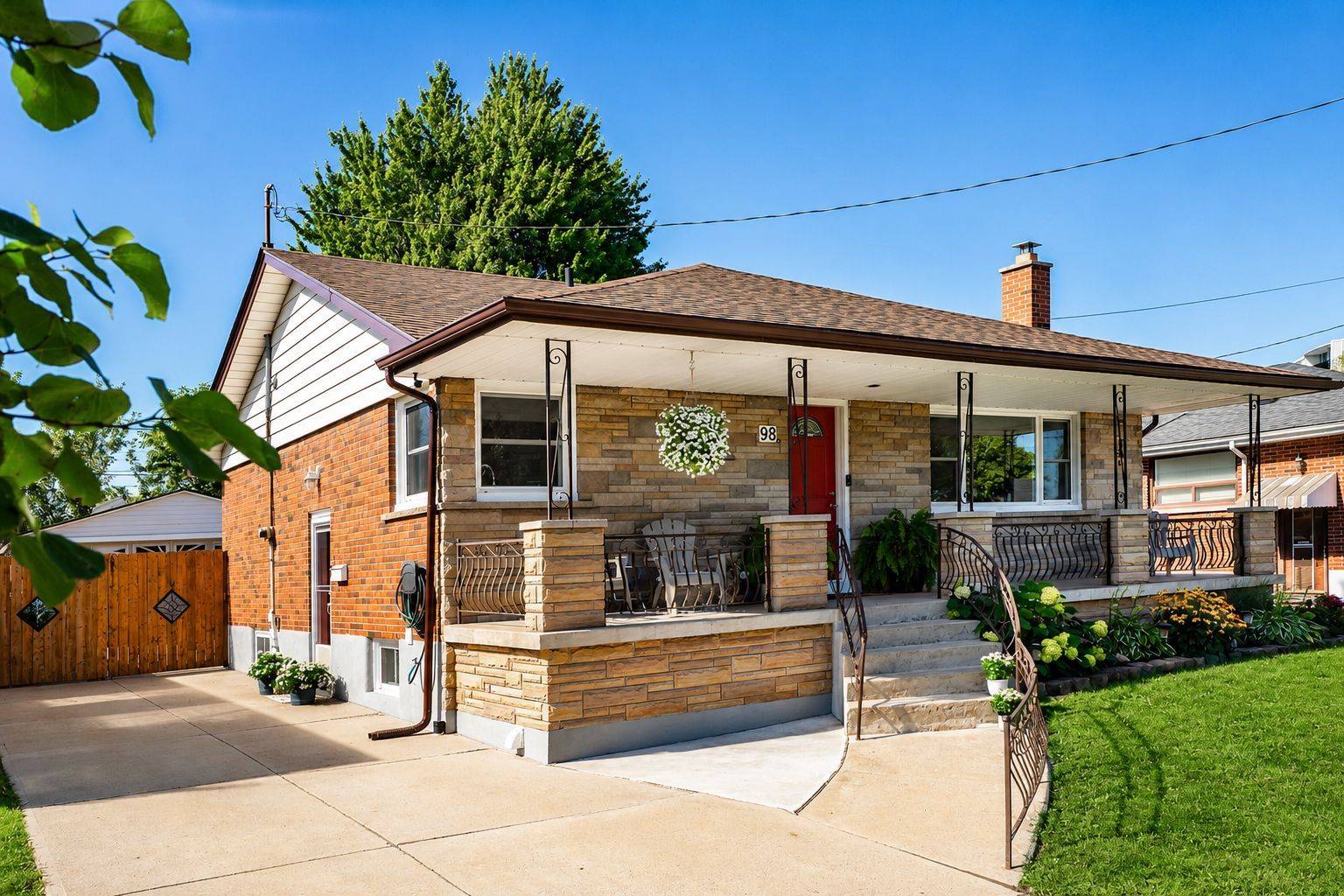 98 Duncombe DR, Hamilton, ON L9A 2G3