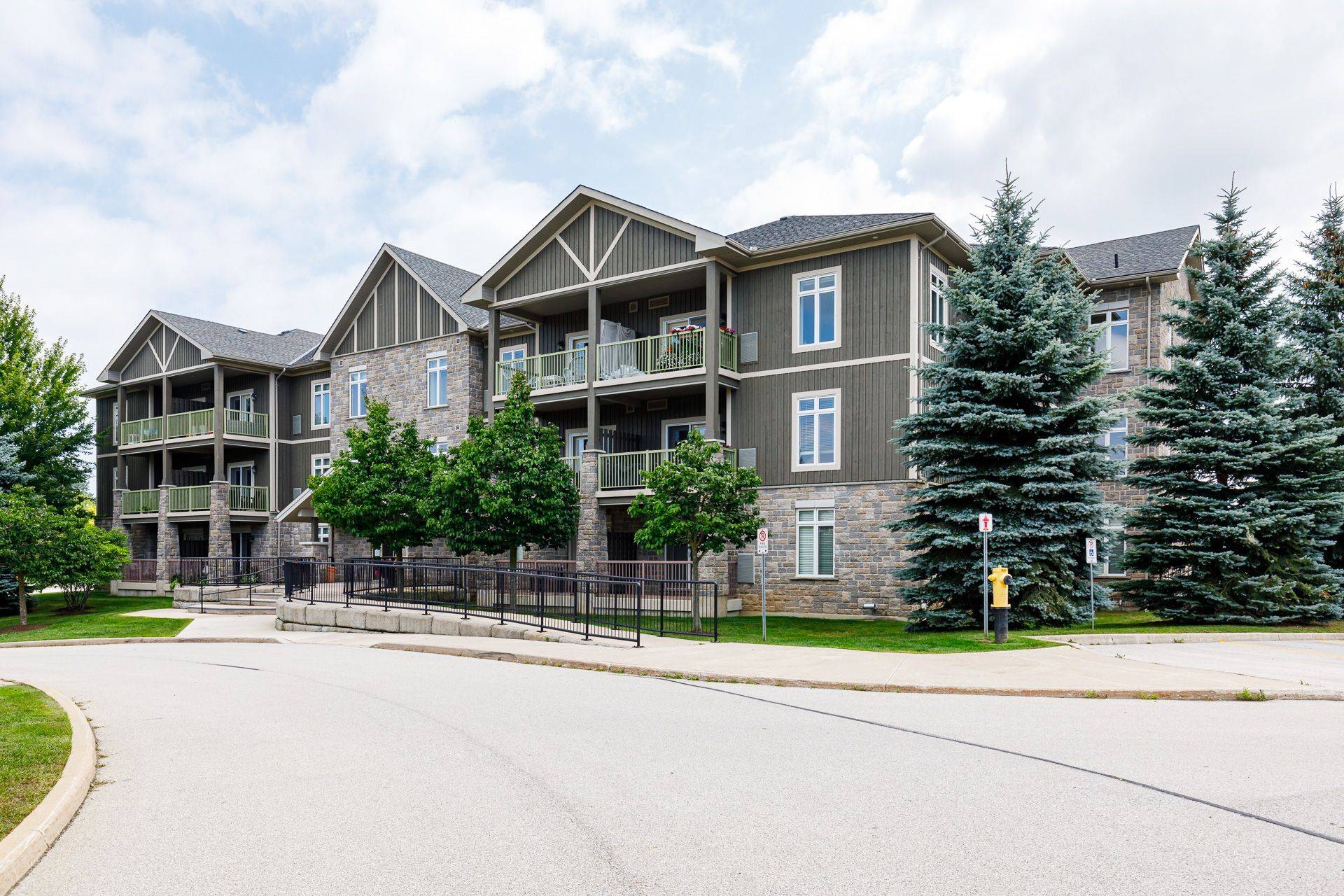 27 Beaver ST #208, Blue Mountains, ON N0H 2P0