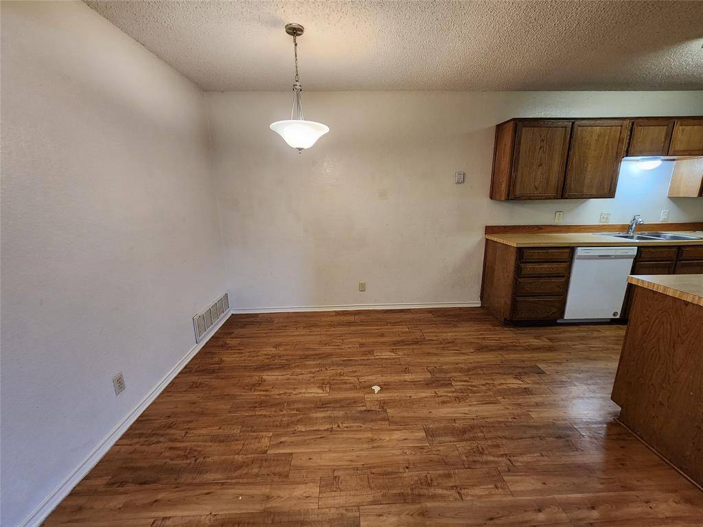 6702 S Creek Drive, Fort Worth, TX 76133