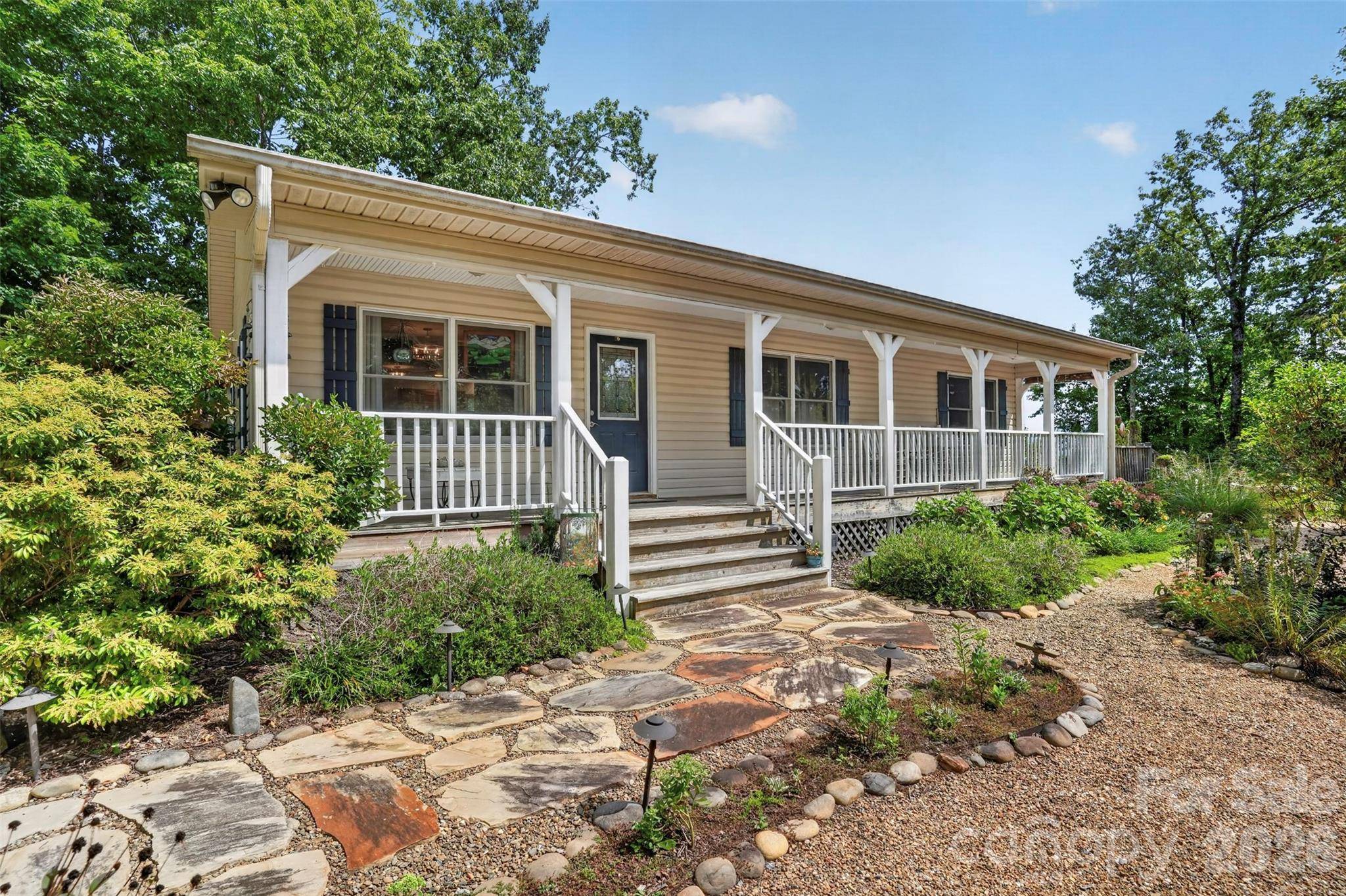50 Autumn View DR, Hendersonville, NC 28792