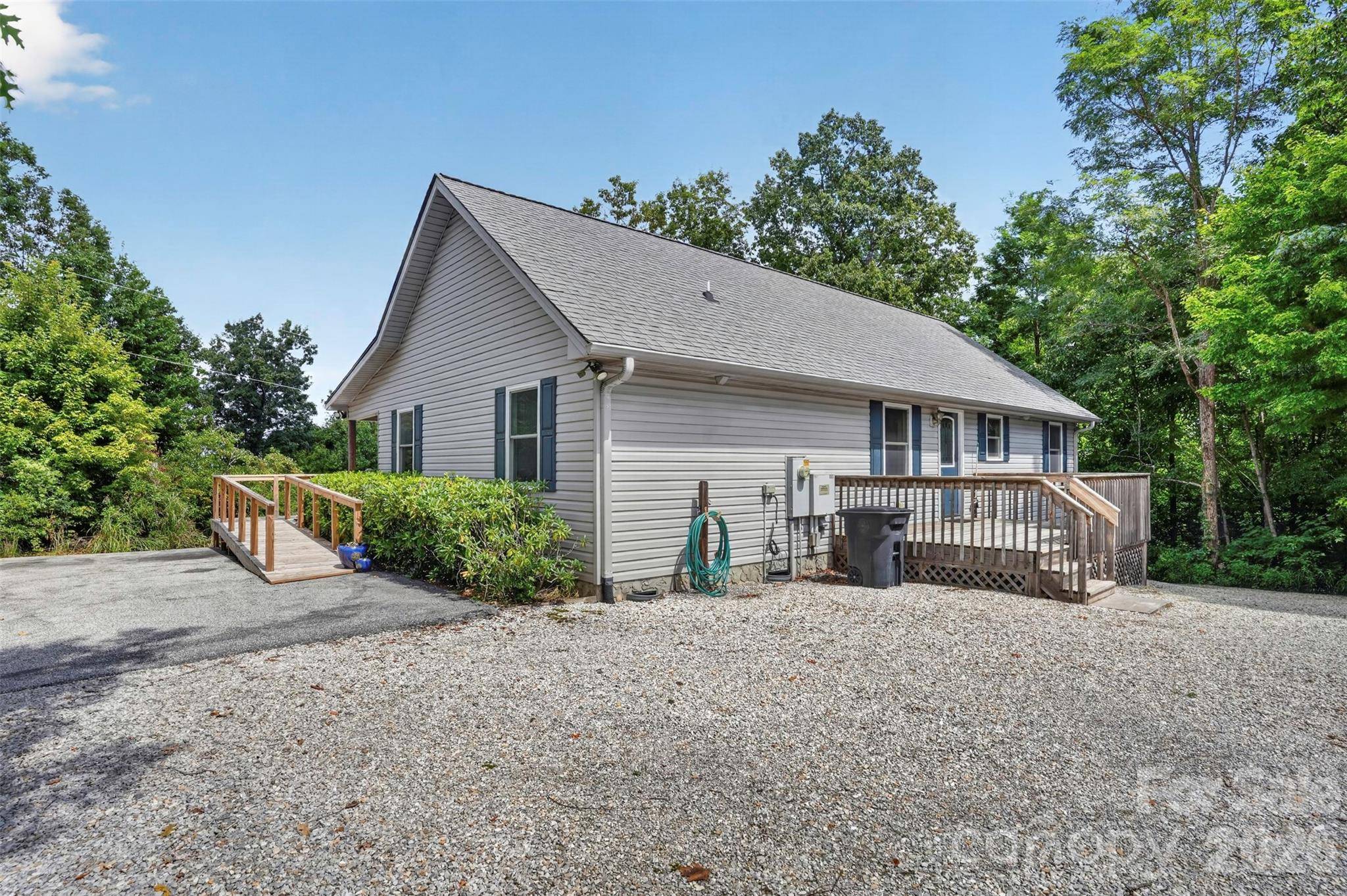 44 Autumn View DR, Hendersonville, NC 28792