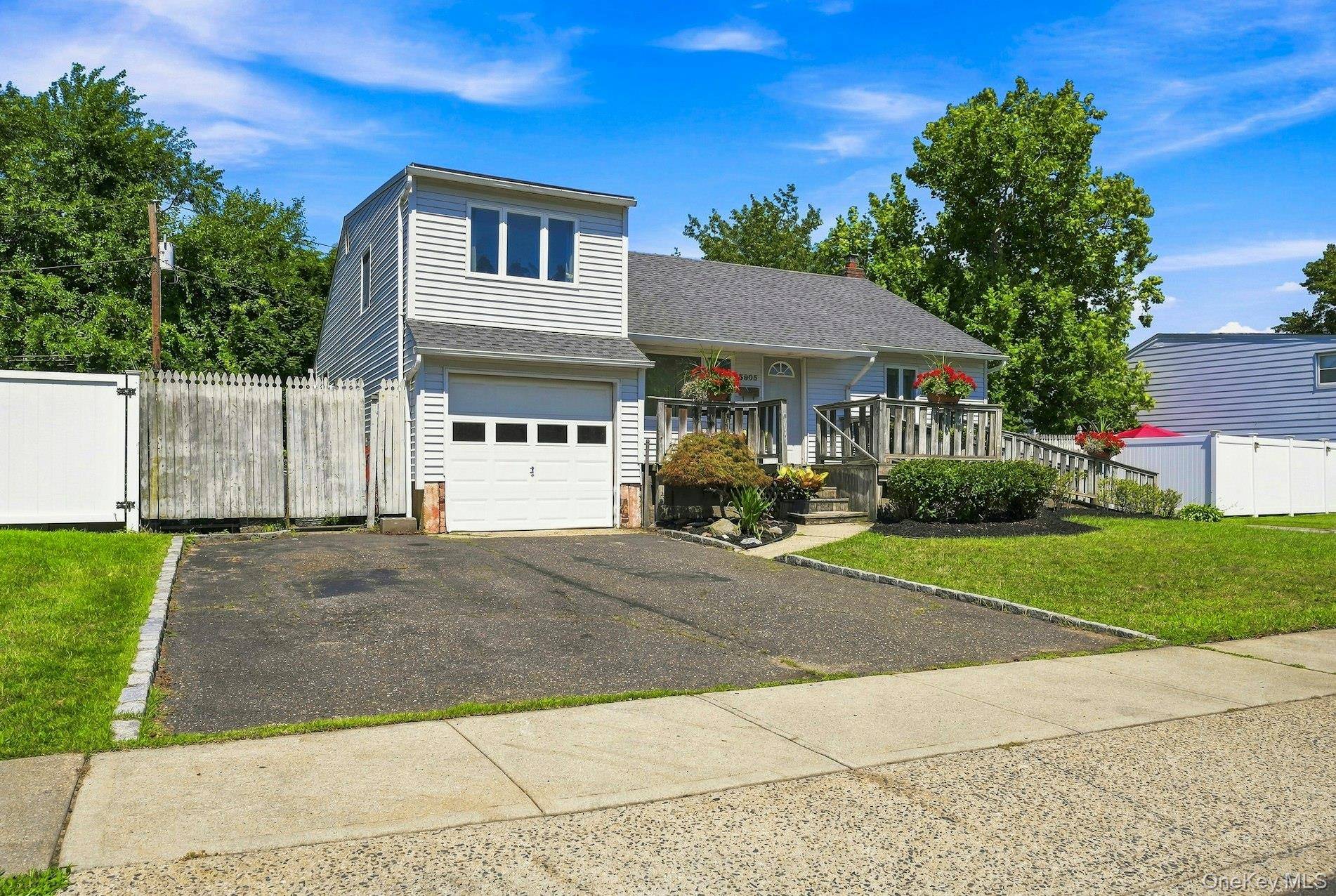 3905 Clove CT, Seaford, NY 11783