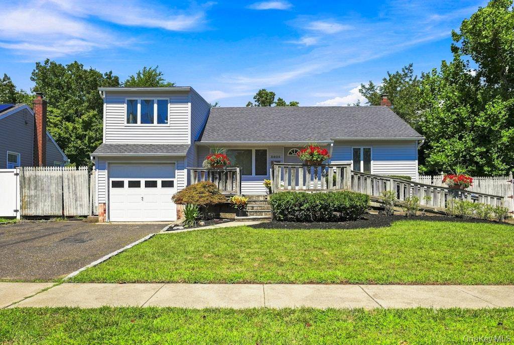 3905 Clove CT, Seaford, NY 11783