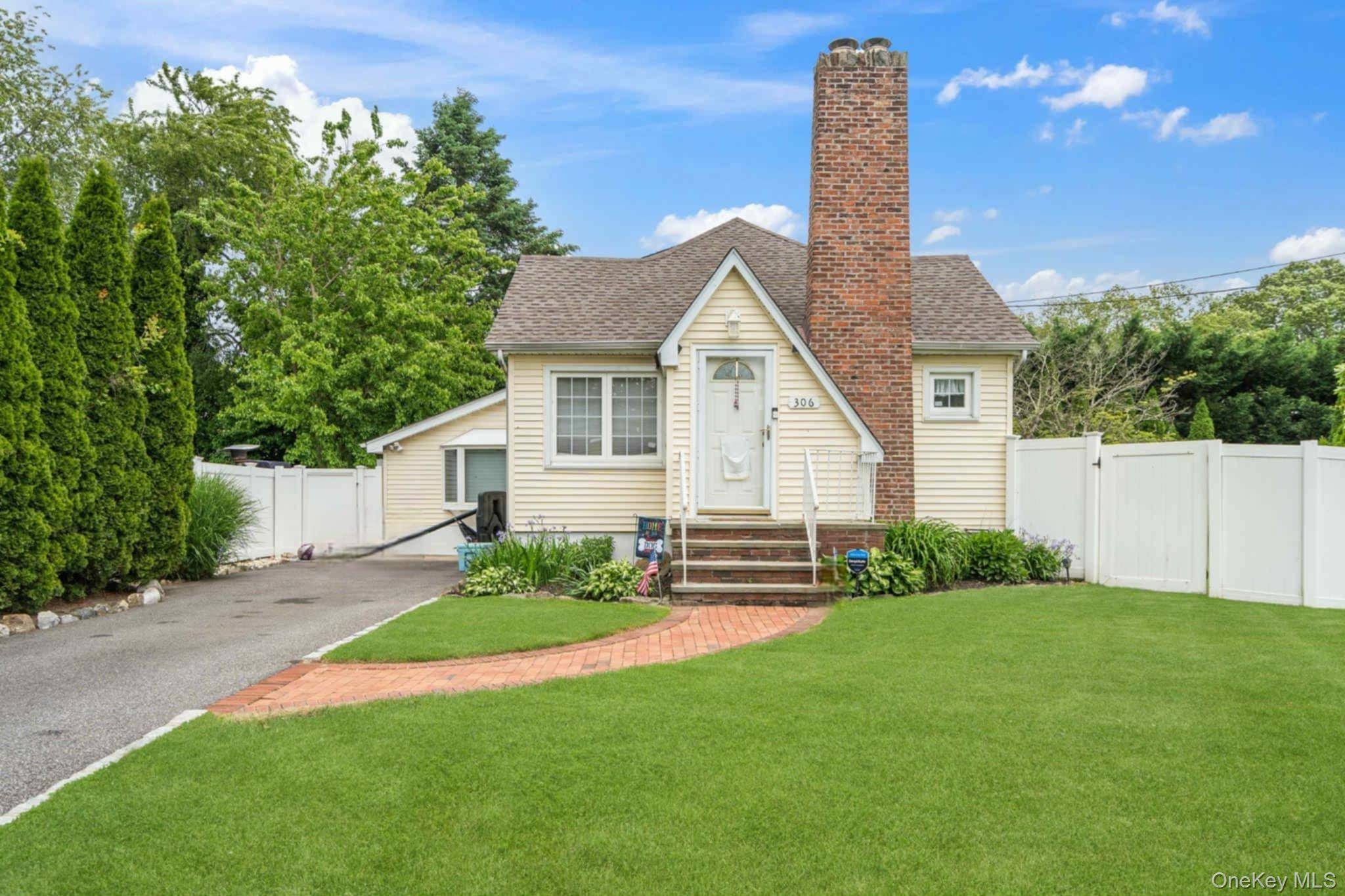 306 Mccall AVE, West Islip, NY 11795