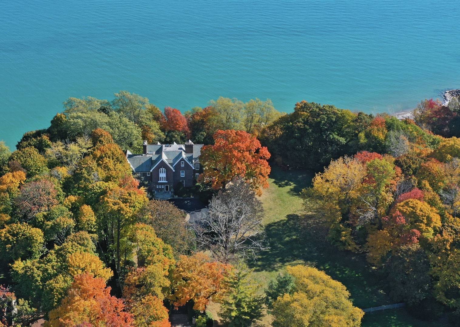 111 Mayflower RD, Lake Forest, IL 60045
