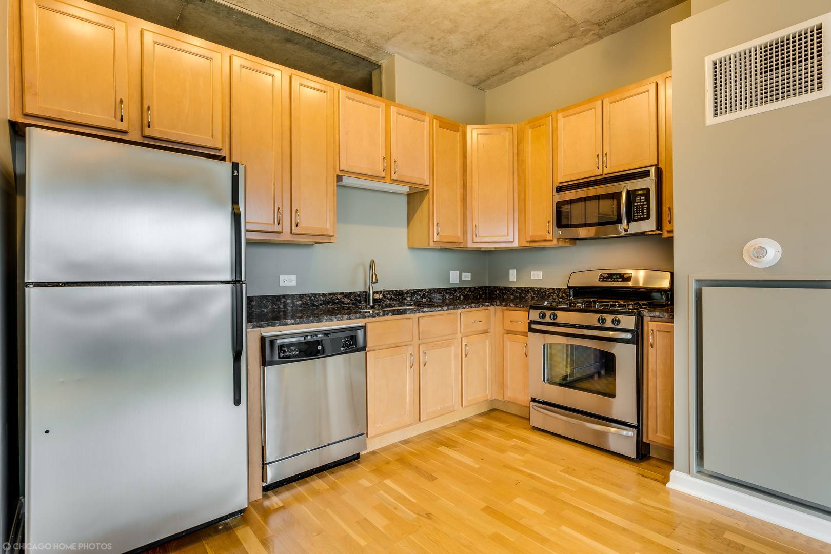 1122 W Catalpa AVE #402, Chicago, IL 60640
