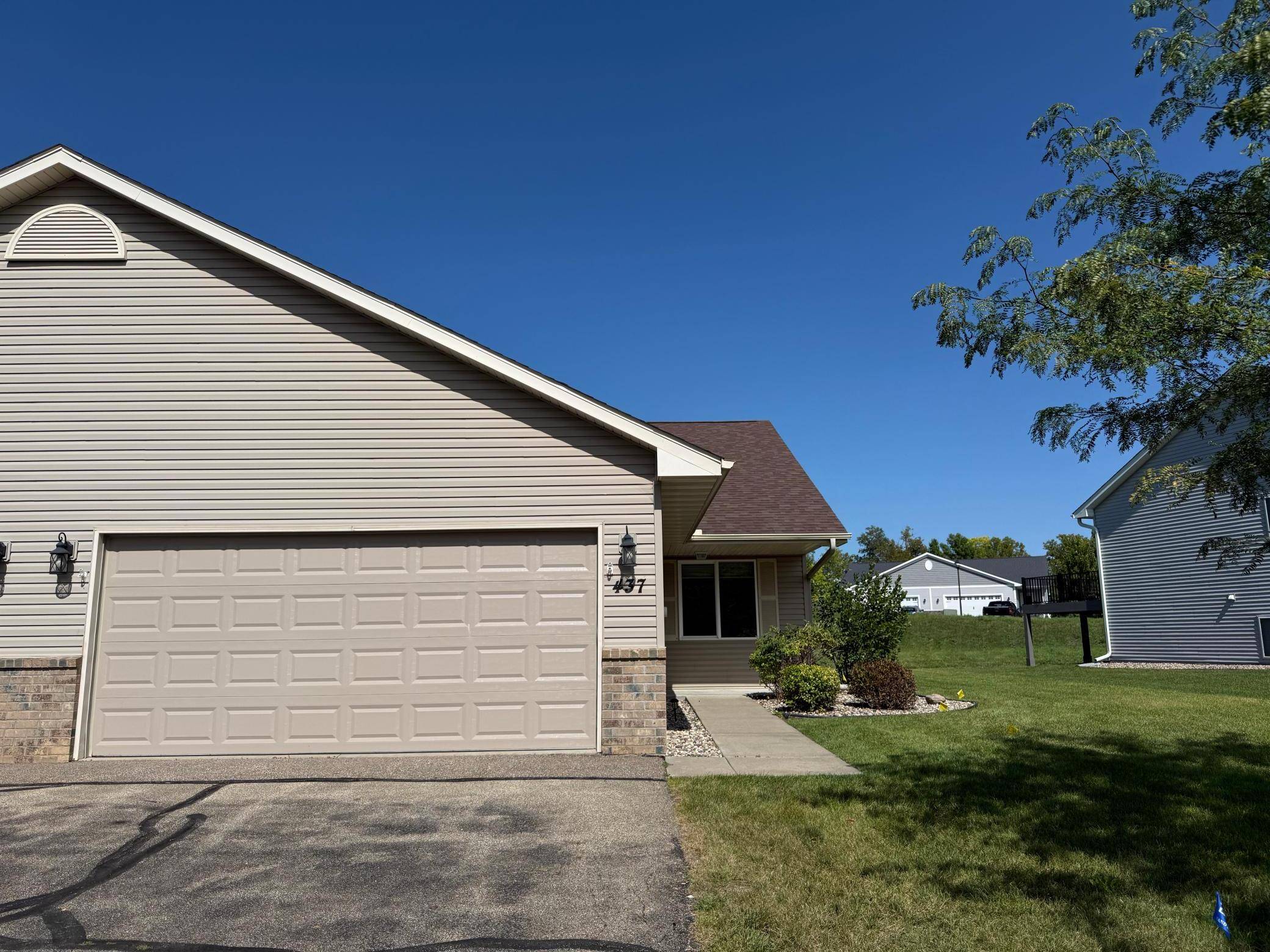 437 Meadow LN, Norwood Young America, MN 55397