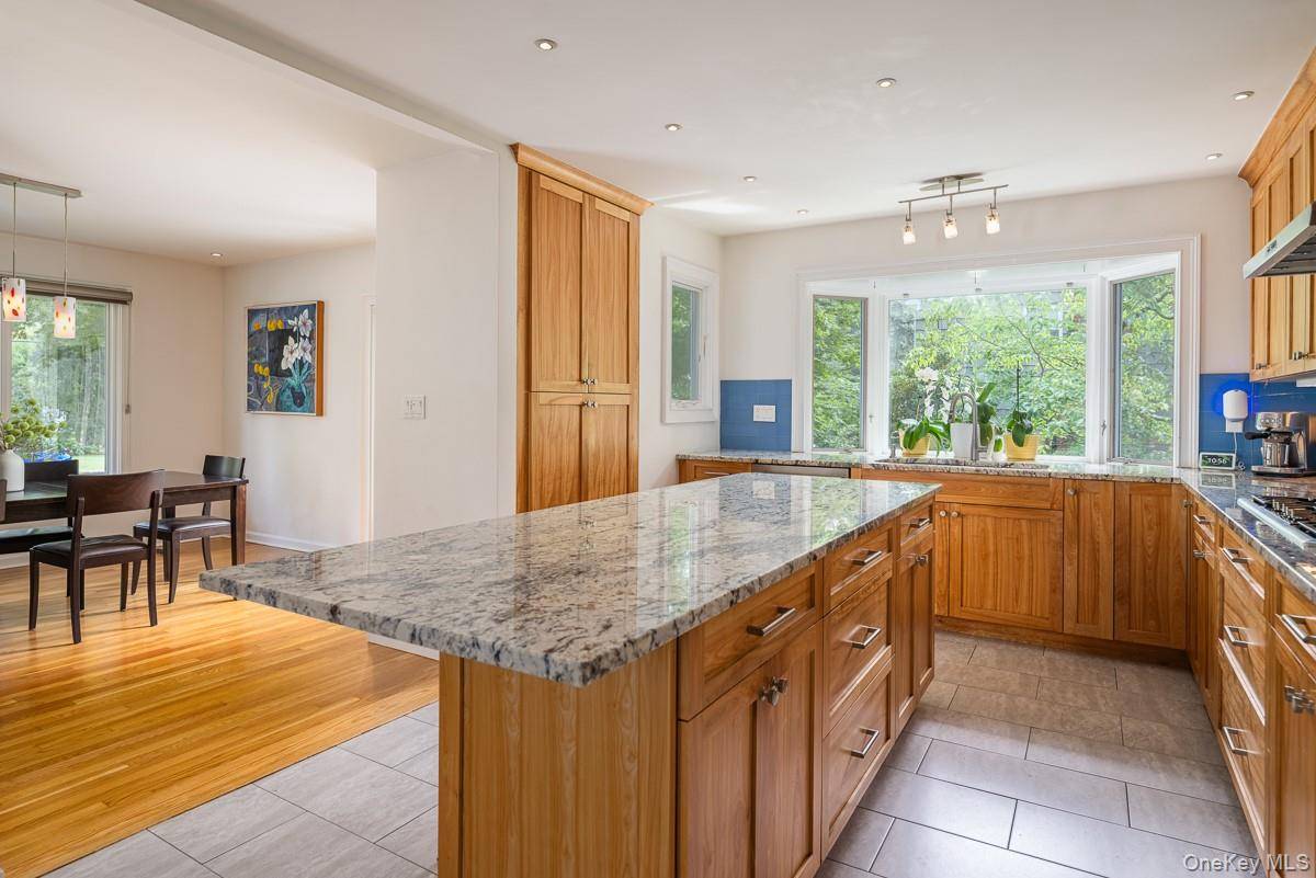 1 Deepwoods LN, Old Greenwich, CT 06870