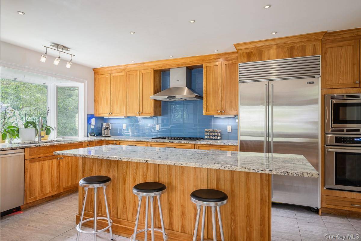 1 Deepwoods LN, Old Greenwich, CT 06870