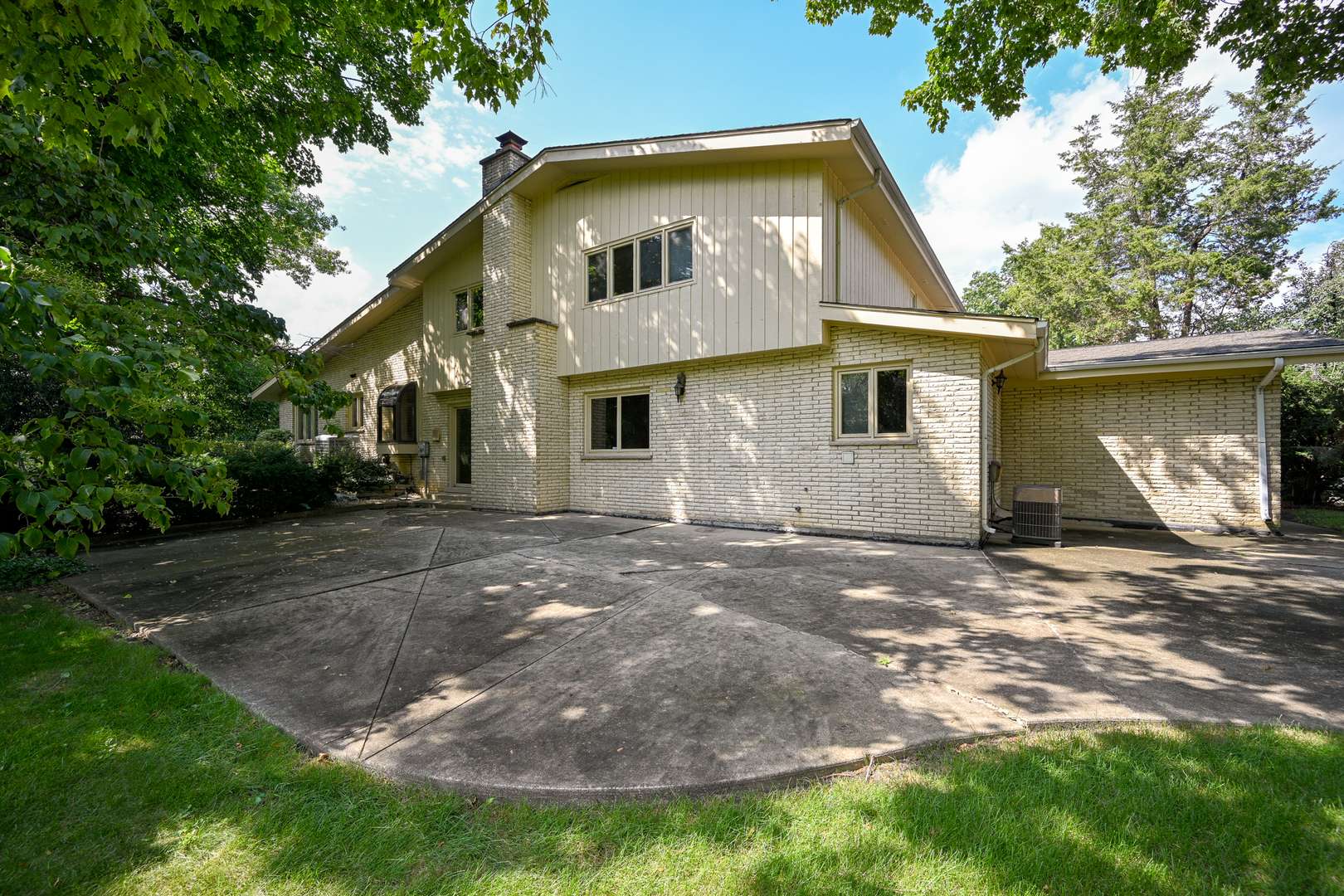 15 Croydon LN, Oak Brook, IL 60523