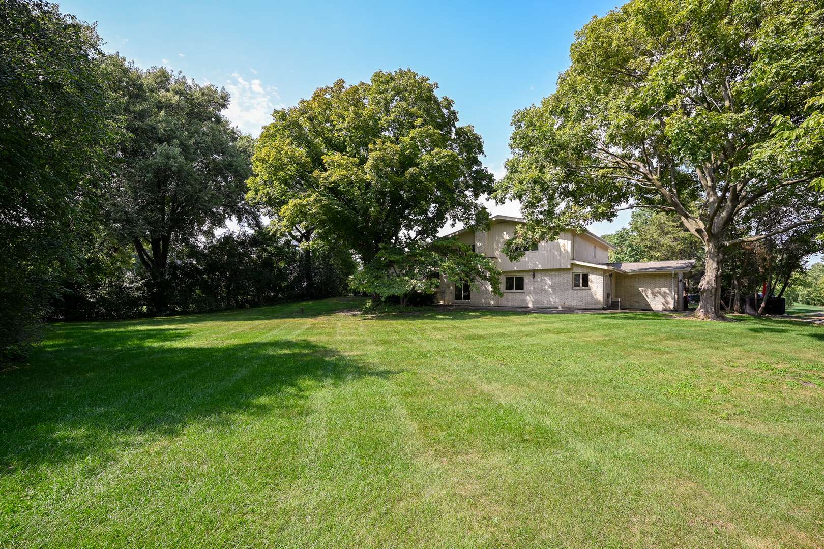 15 Croydon LN, Oak Brook, IL 60523