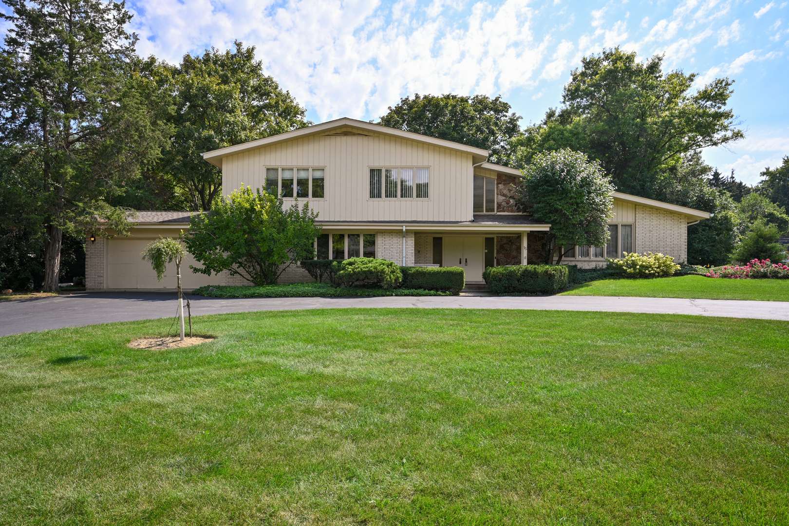 15 Croydon LN, Oak Brook, IL 60523